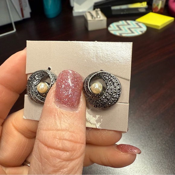 Avon “Eternal Twist” Silvertone and Pearl clip Earrings NIB 1989 vintage - Picture 4 of 5